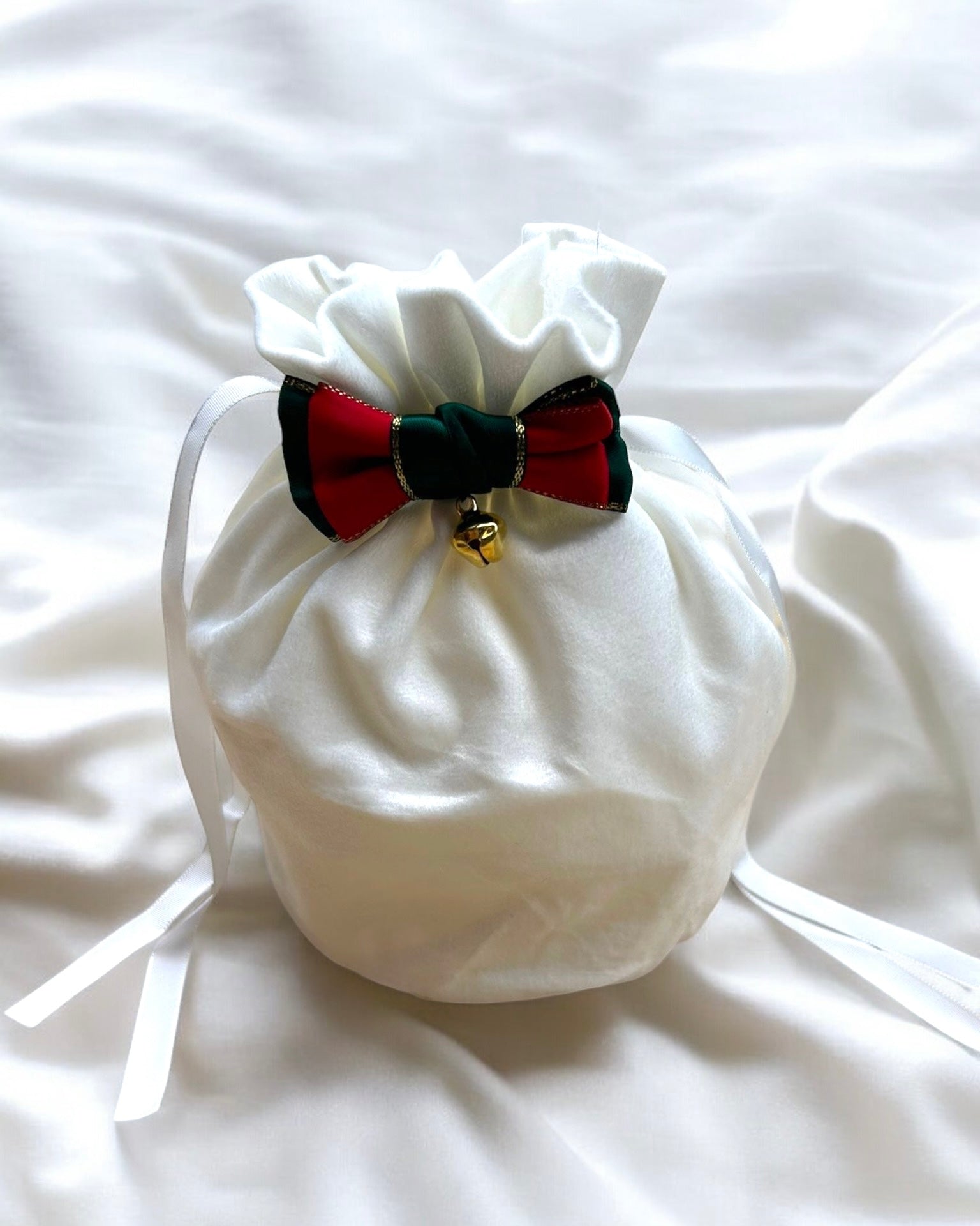 WHITE VELVET POUCH WITH BELL