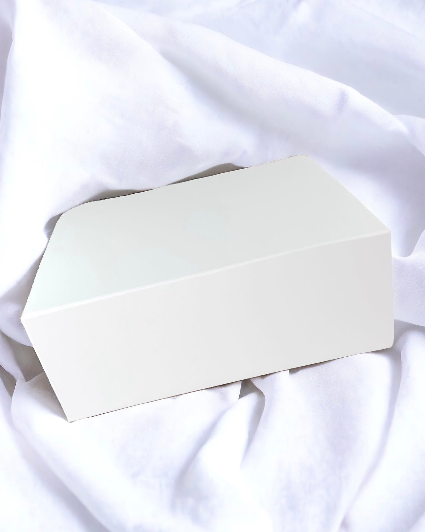 DEEP WHITE MAGNETIC GIFT BOX
