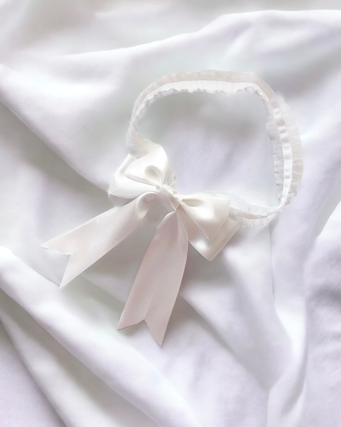 WHITE BOW GARTER